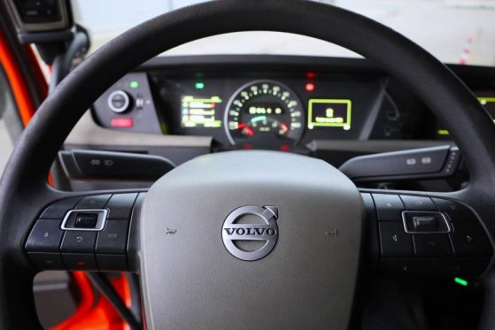 Volvo FH12 With Cormach 135t/m Crane Volvo FH12 10x4 Wit 590 2014 2 Mobile Cranes image 43