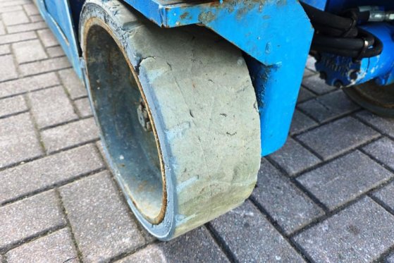 Genie GS2632 Electric, 10m Working Height, Non Marking T GS2632 Electric, 10m Working Height, Non Marking T 2011 2 Scissor...