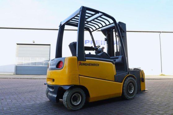 Jungheinrich EFG425K Electric, 2500kg Capacity, Lifting Height EFG425K Electric, 2500kg Capacity, Lifting Height 2009 2 Fo...