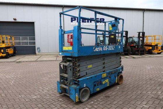 Genie GS3232 Hydraulic Outriggers, Electric, 11.75m Work GS3232 Hydraulic Outriggers, Electric, 11.75m Work 2013 2 Scissor...