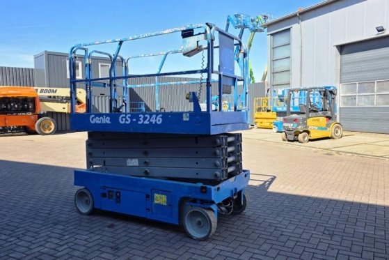 Genie GS3246 Electric, Working Height 11.75 m, 318kg Cap GS3246 Electric, Working Height 11.75 m, 318kg Cap 2015 2 Scissor...