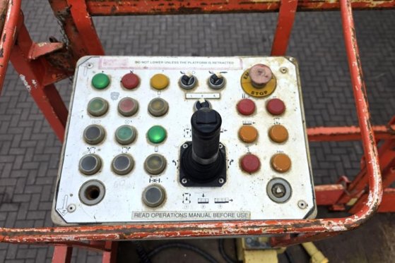 Holland Lift G-300DL30/S Diesel, 4x4x4 Drive, 33.5m Working Hei Holland lift G-300DL30/S Diesel, 4x4x4 Drive, 33.5m Workin...