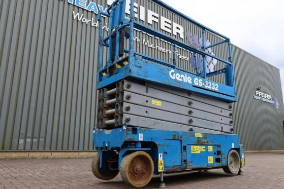 Genie GS3232 Hydraulic Outriggers, Electric, 11.75m Work GS3232 Hydraulic Outriggers, Electric, 11.75m Work 2013 2 Scissor...
