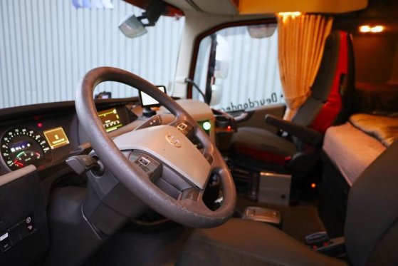 Volvo FH12 With Cormach 135t/m Crane Volvo FH12 10x4 Wit 590 2014 2 Mobile Cranes image 49