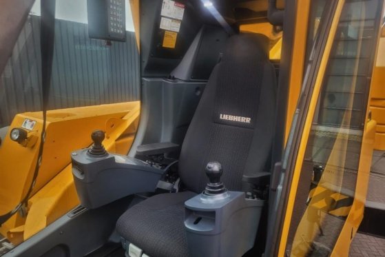 Liebherr LTM1070-4.2 Dutch Vehicle Registration, Valid Insp 683 2016 2 Mobile Cranes image 19