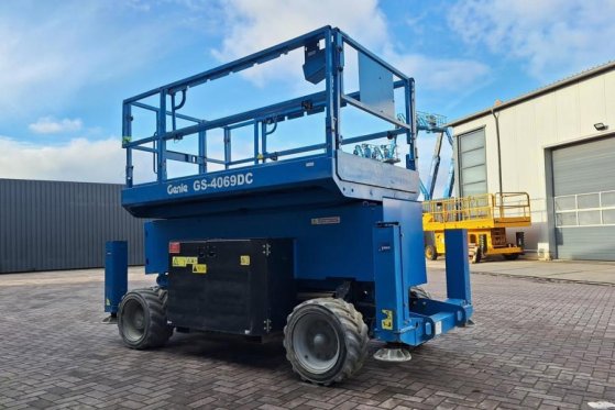 Genie GS4069DC Electric, 14m Working Height, 363kg Capac GS4069DC Electric, 14m Working Height, 363kg Capac 2015 2 Scissor...