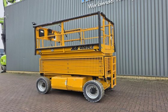JLG 4069LE Electric, 14.2m Working Height, 360kg Capac 4069LE Electric, 14.2m Working Height, 360kg Capac 2015 2 Scissor L...