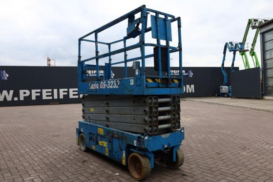 Genie GS3232 Hydraulic Outriggers, Electric, 11.75m Work GS3232 Hydraulic Outriggers, Electric, 11.75m Work 2013 2 Scissor...