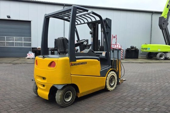 Jungheinrich EFG425K Electric, 2500kg Capacity, Lifting Height EFG425K Electric, 2500kg Capacity, Lifting Height 2009 2 Fo...