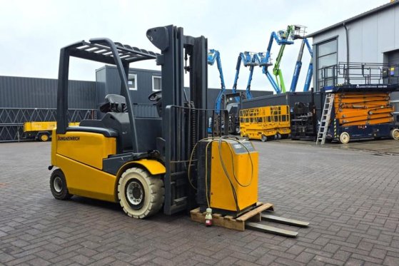 Jungheinrich EFG425K Electric, 2500kg Capacity, Lifting Height EFG425K Electric, 2500kg Capacity, Lifting Height 2009 2 Fo...