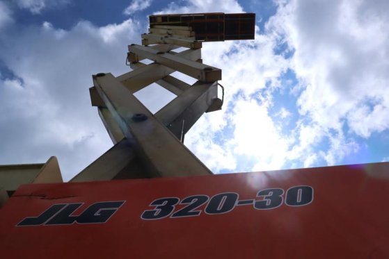JLG SL320-30 Diesel, 4x4 Drive, 34m Working Height, 14 SL320-30 Diesel, 4x4 Drive, 34m Working Height, 14 2007 2 Scissor L...