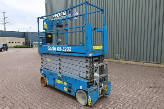 Genie GS3232 Hydraulic Outriggers, Electric, 11.75m Work GS3232 Hydraulic Outriggers, Electric, 11.75m Work 2013 2 Scissor...