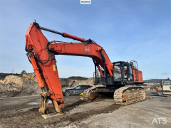Hitachi ZX670LCH-5 Crawler Excavator w/ Bucket.