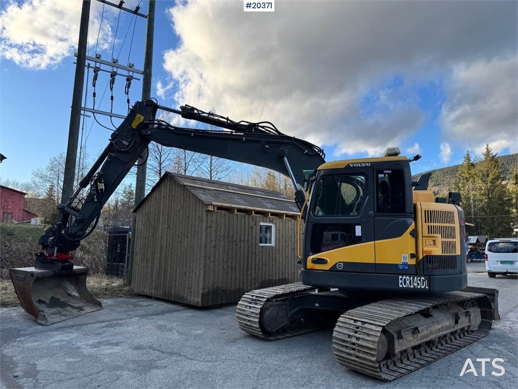Volvo ECR145DL Tracked excavator w/ Rototilt and 2 bucke image