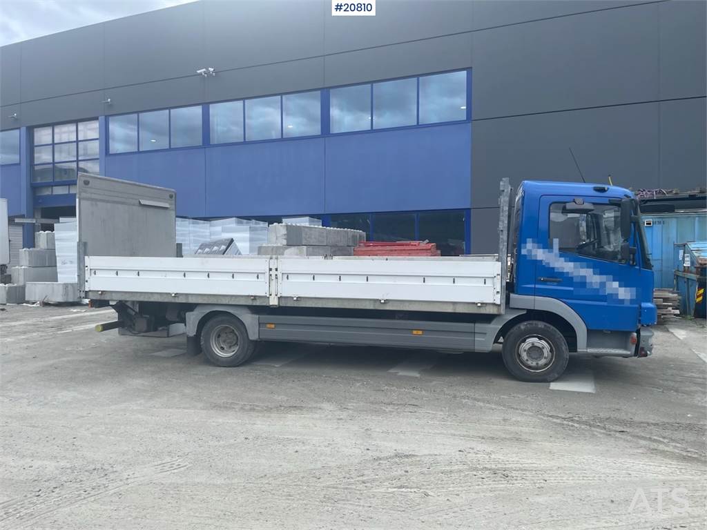 Mercedes-Benz Atego 815 Truck w/ lift. image