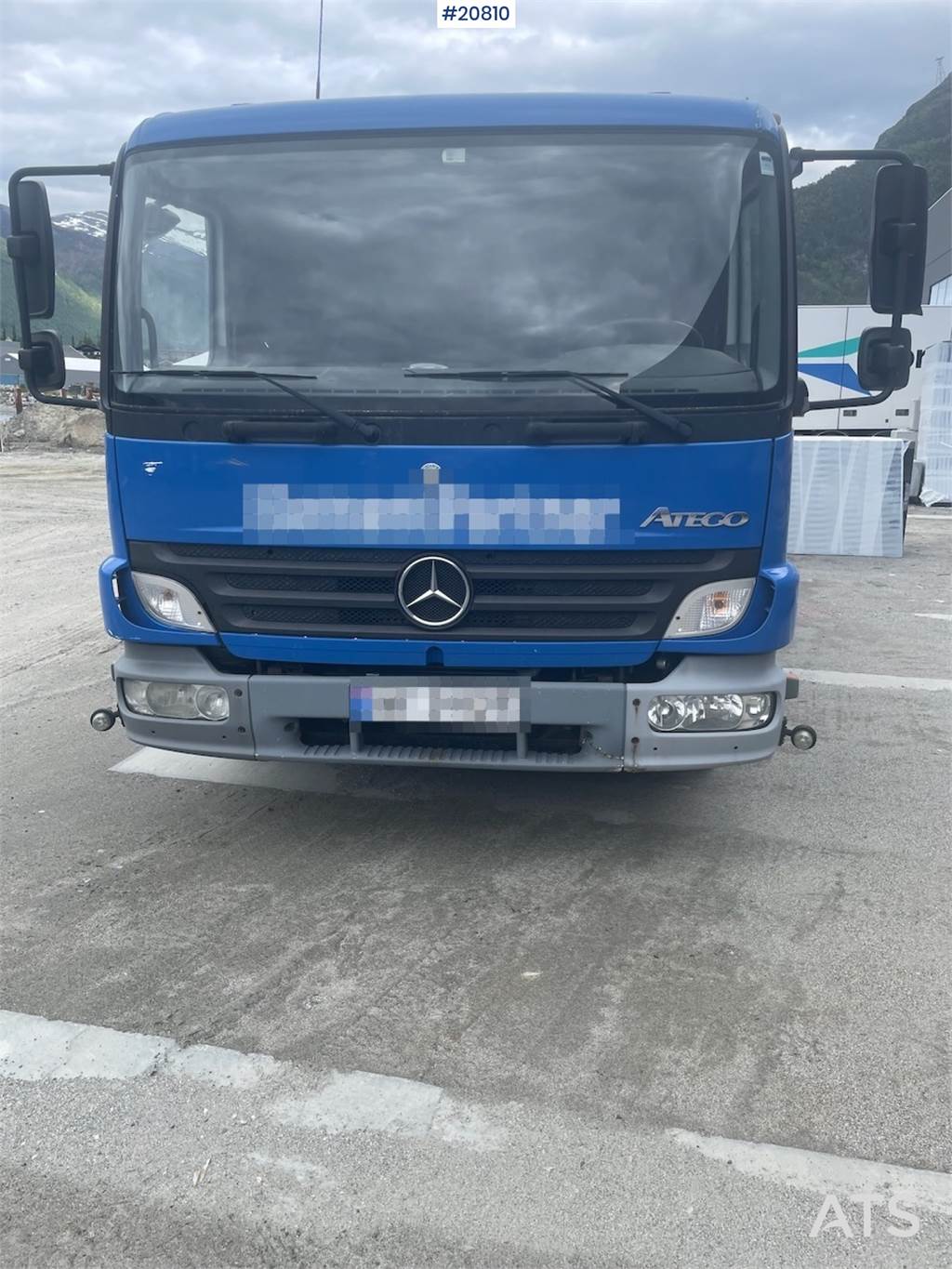 Mercedes-Benz Atego 815 Truck w/ lift.