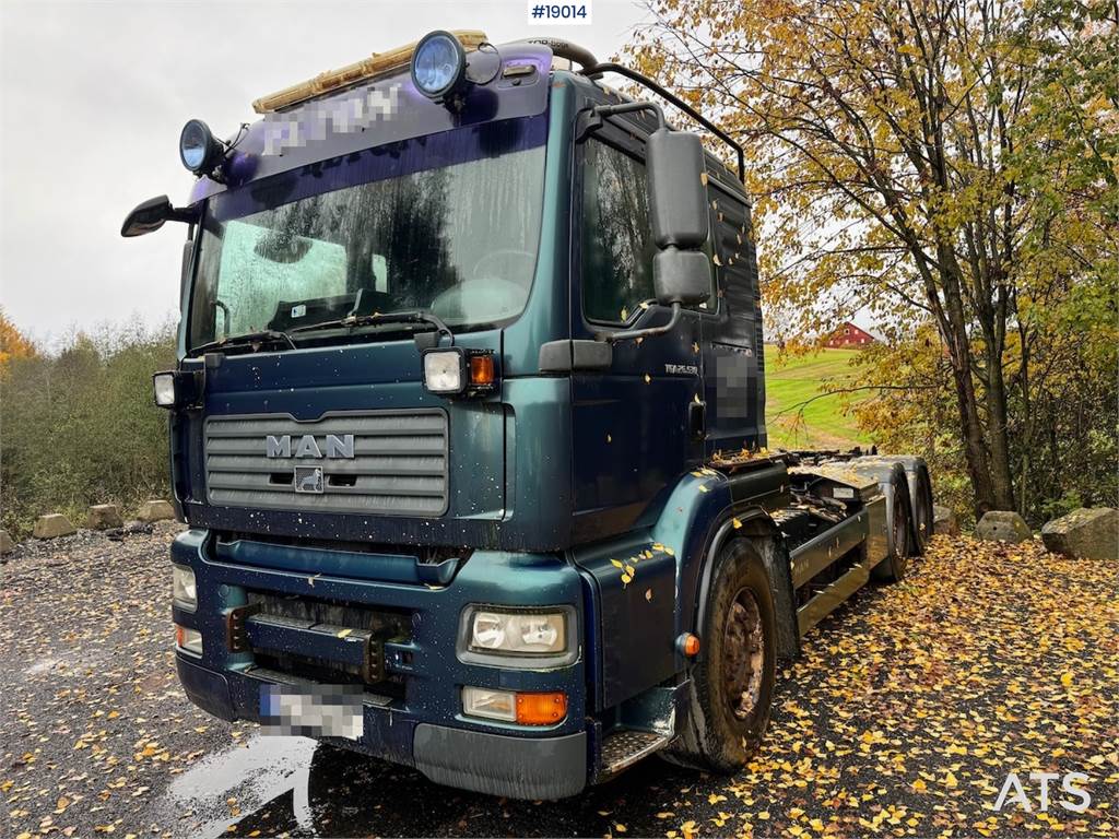 MAN TGA 26.530 6x2 Hook truck image