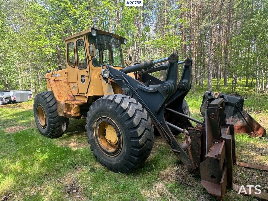 Volvo LM846 Wheel loader w/ bucket and pallet forks image