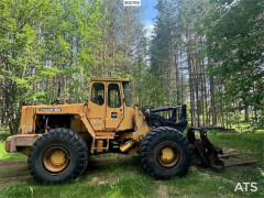 Volvo LM846 Wheel loader w/ bucket and pallet forks