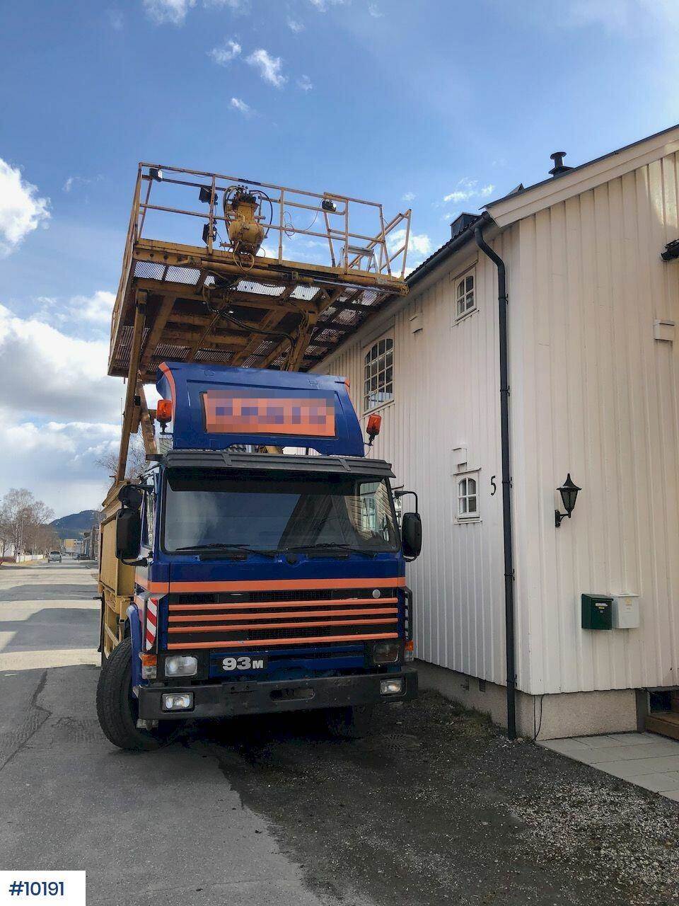 Scania P93 w / scissor lift power tool
