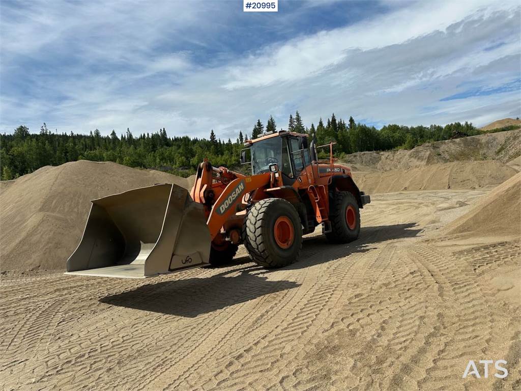 Doosan DL 450-3 wheel loader w/ bucket and scale. WATCH V image