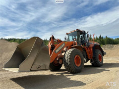 Doosan DL 450-3 wheel loader w/ bucket and scale. WATCH V