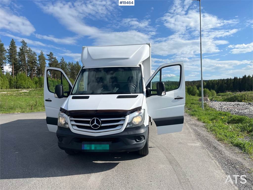 Mercedes-Benz Sprinter 316CDI Box truck w/ Lift. 115,000 km. image