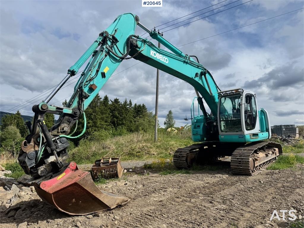 Kobelco SK235SR Tracked excavator w/ Rototilt and bucket. 2000 20645