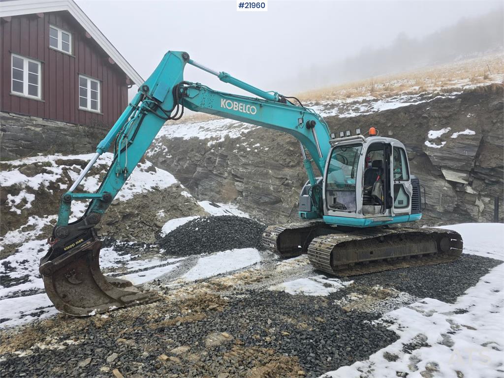Kobelco SK135 SR LC tracked excavator with digging bucket  2002 21960