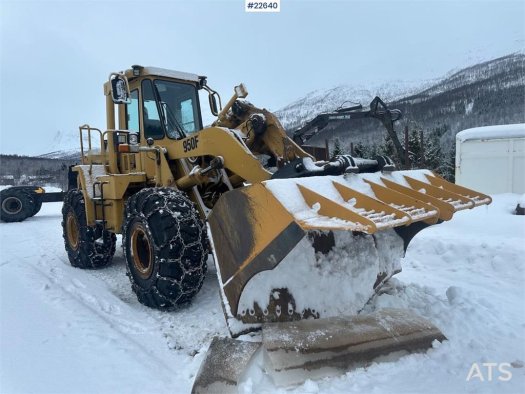 CAT 950F wheel loader w/ 2 buckets and pallet forks