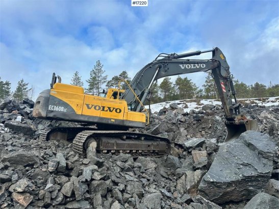 Volvo EC360 BLC Tracked excavator w/ digging bucket and 10058 2004 2 Crawler Excavators image 31