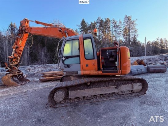 Hitachi ZX225USR – 2004-modell – Rototilt – 4 skuffer – I ZX225USR – 2004-modell – Rototilt – 4 skuffer – I 2004 2 Crawler...