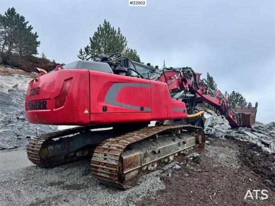 Liebherr R922 crawler excavator with digging bucket and 201 R922 crawler excavator with digging bucket and 201 2014 2 Craw...