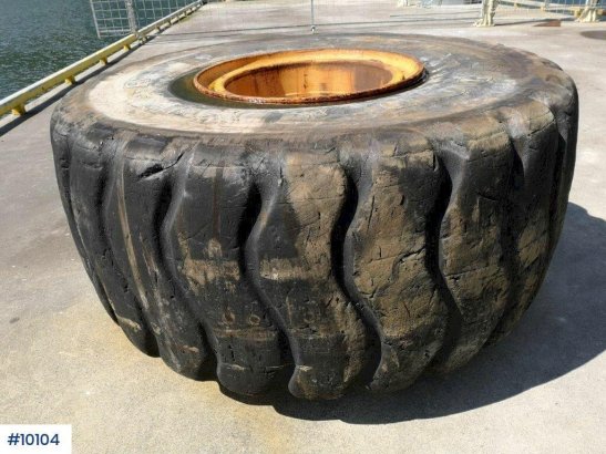 Tires and rims for Volvo A40 Tires and rims for Volvo A40 2