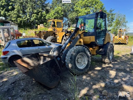 Volvo L25B Wheel Loader with Bucket and Pallet Forks L25B Wheel Loader with Bucket and Pallet Forks 2007 2 Wheel Loaders i...