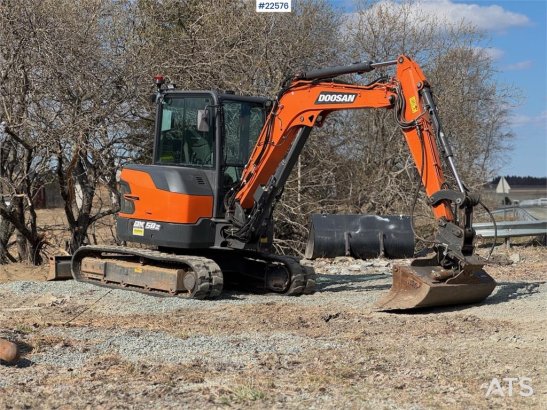 Doosan DX50Z-7 mini excavator – 3 buckets – swing boom – Doosan DX50Z-7 mini excavator – 3 buckets – swing boom – 2022 2 i...