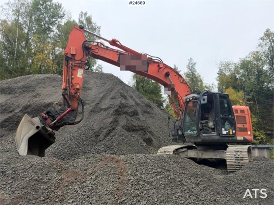 Hitachi ZX225USLC-5B excavator with Rototilt and 2 buckets ZX225USLC-5B excavator with Rototilt and 2 buckets 2013 2 Crawl...
