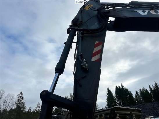 Volvo EC360 BLC Tracked excavator w/ digging bucket and 10058 2004 2 Crawler Excavators image 10