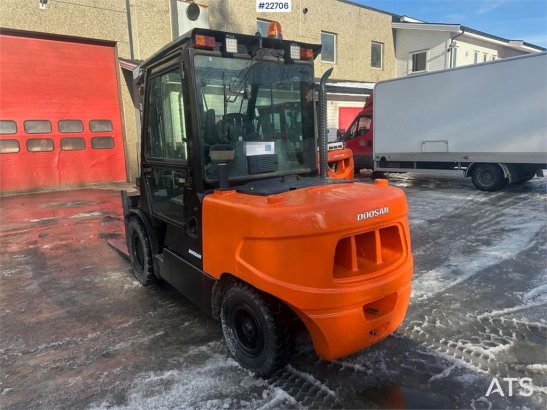Doosan D55C-5 forklift 5.5 tons w/ 4.5 meter lift height Doosan D55C-5 forklift 5.5 tons w/ 4.5 meter lift height 2011 2 F...