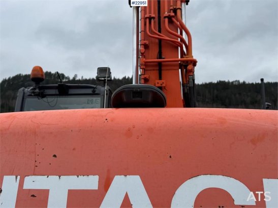 Hitachi ZX225 Tracked excavator with digging bucket – Engi ZX225 Tracked excavator with digging bucket – Engi 2008 2 Crawl...