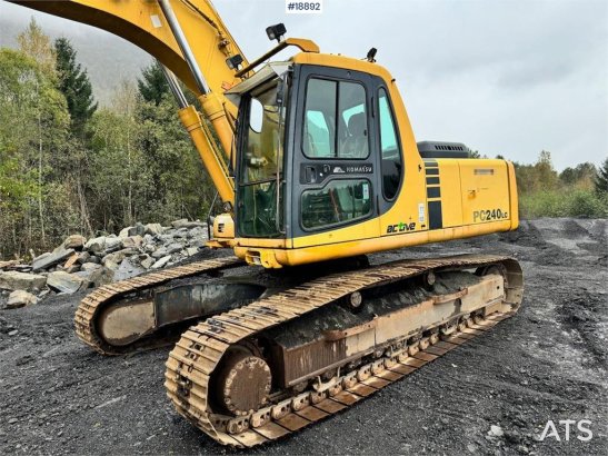 Komatsu PC240LC-6K Crawler Excavator w/ Digging Bucket. PC240LC-6K Crawler Excavator w/ Digging Bucket. 2001 2 Crawler Exc...
