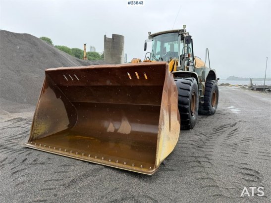 Liebherr L580 wheel loader with a gravel bucket, tooth buck L580 wheel loader with a gravel bucket, tooth buck 2006 2 Whee...