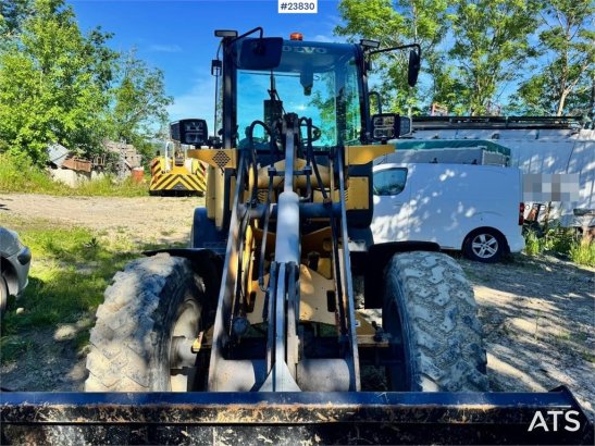 Volvo L25B Wheel Loader with Bucket and Pallet Forks L25B Wheel Loader with Bucket and Pallet Forks 2007 2 Wheel Loaders i...