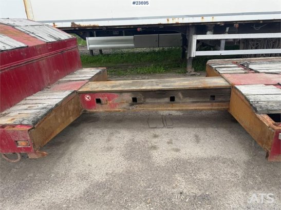 Broshuis Machine Semi-Trailer – with hydraulic loading ramp Broshuis Machine Semi-Trailer – with hydraulic loading ramp 20...