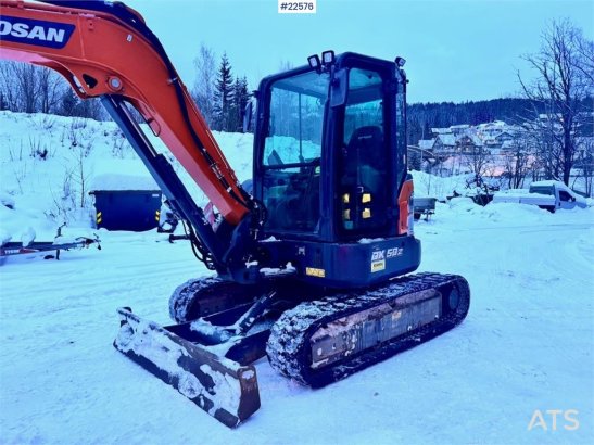 Doosan DX50Z-7 mini excavator – 3 buckets – swing boom – Doosan DX50Z-7 mini excavator – 3 buckets – swing boom – 2022 2 i...