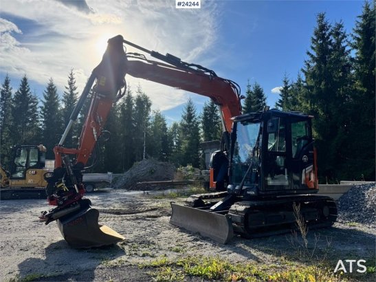 Hitachi ZX95US-7 Excavator w/ Rototilt w/ grab – 2 buckets ZX95US-7 Excavator w/ Rototilt w/ grab – 2 buckets 2024 2 Crawl...