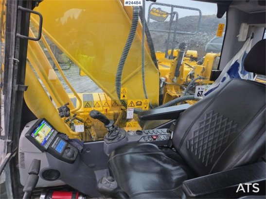 Komatsu PC210LC-11 Excavator with OilQuick quick coupler a PC210LC-11 Excavator with OilQuick quick coupler a 2022 2 Crawl...