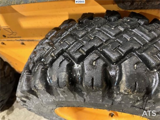 Mustang 220R compact loader w/leveling bucket and pallet f Mustang 220R compact loader w/leveling bucket and pallet f 2016...