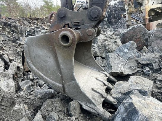 Volvo EC360 BLC Tracked excavator w/ digging bucket and 10058 2004 2 Crawler Excavators image 56
