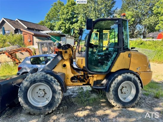 Volvo L25B Wheel Loader with Bucket and Pallet Forks L25B Wheel Loader with Bucket and Pallet Forks 2007 2 Wheel Loaders i...